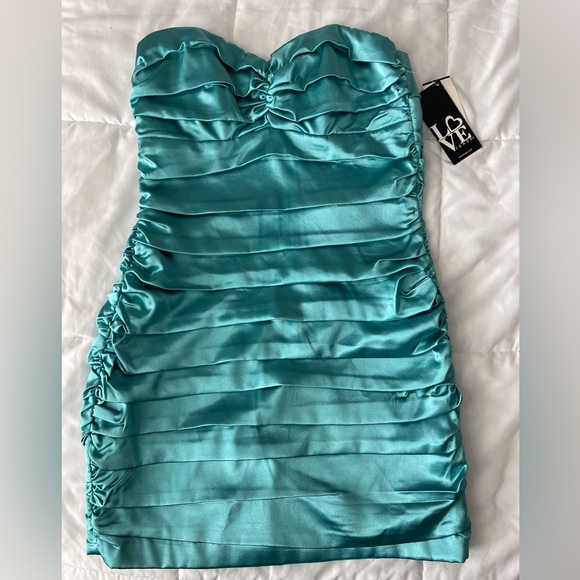 💥SALE💥 Women Short strapless satin ruched dress. Size 7 - Picture 1 of 7